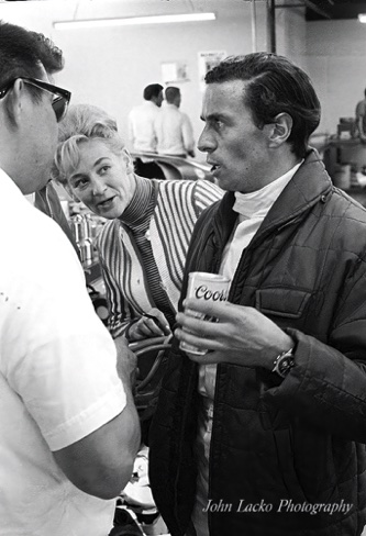 Pendant les essais, Jim s'essaye à la Bière locale Coors...